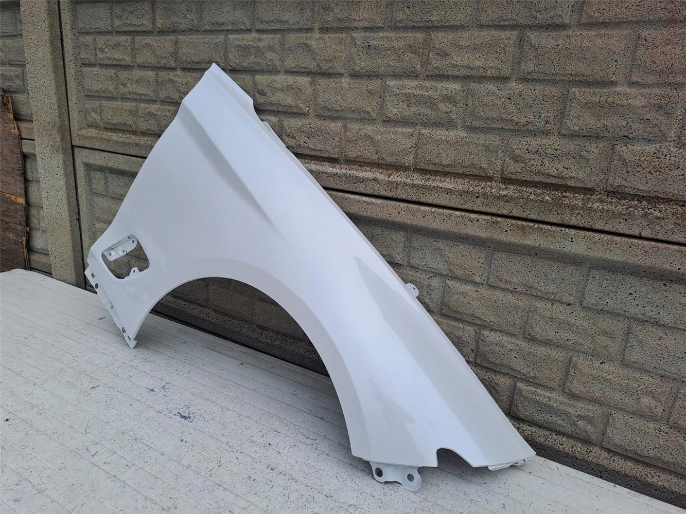 GENESIS G70 2022-2025 BŁOTNIK PRAWY PRZÓD (17578544067)