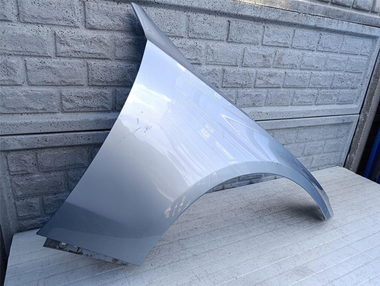 MERCEDES E-KLASA W214 W 214 23- BŁOTNIK PRAWY ORYGINAŁ (17586118398)