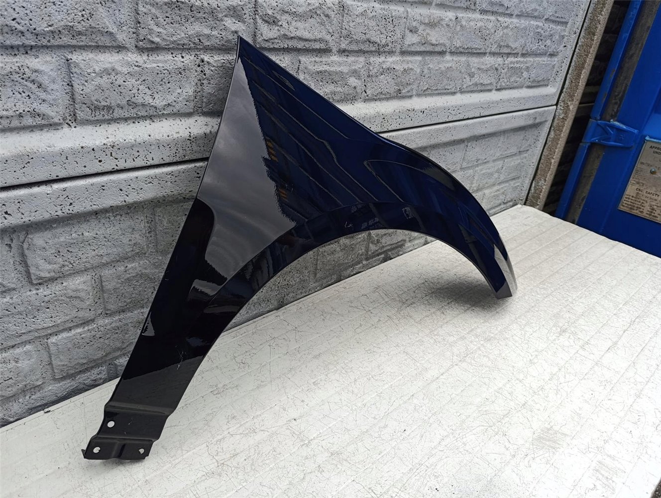 VOLVO EX30 2023- BŁOTNIK PRZEDNI PRAWY ORYGINAŁ (17594863649)