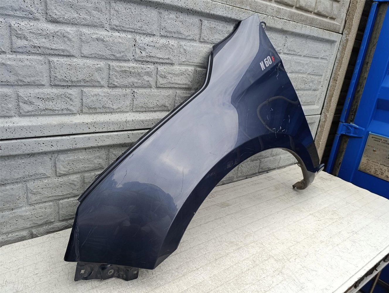 ISUZU D-MAX D MAX DMAX III 3 20- BŁOTNIK PRZEDNI LEWY ORYGINAŁ (17598677915)