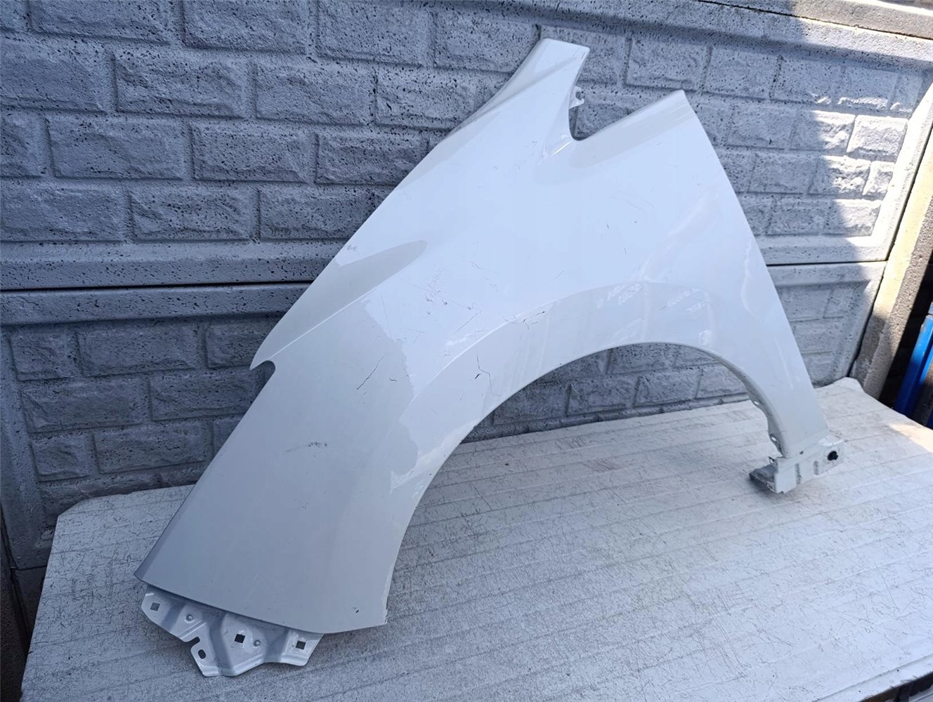 NISSAN LEAF II 17-23 BŁOTNIK PRZEDNI LEWY ORYGINAŁ (17602393432)