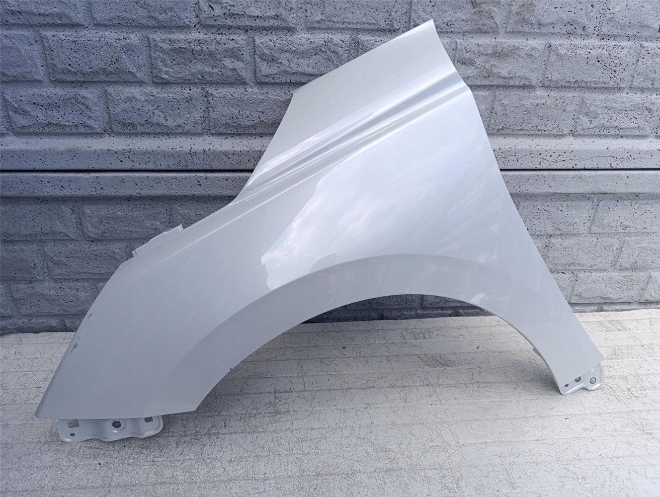 SUZUKI SWIFT Mk9 BŁOTNIK PRZEDNI LEWY ORYGINAŁ (17602411322)