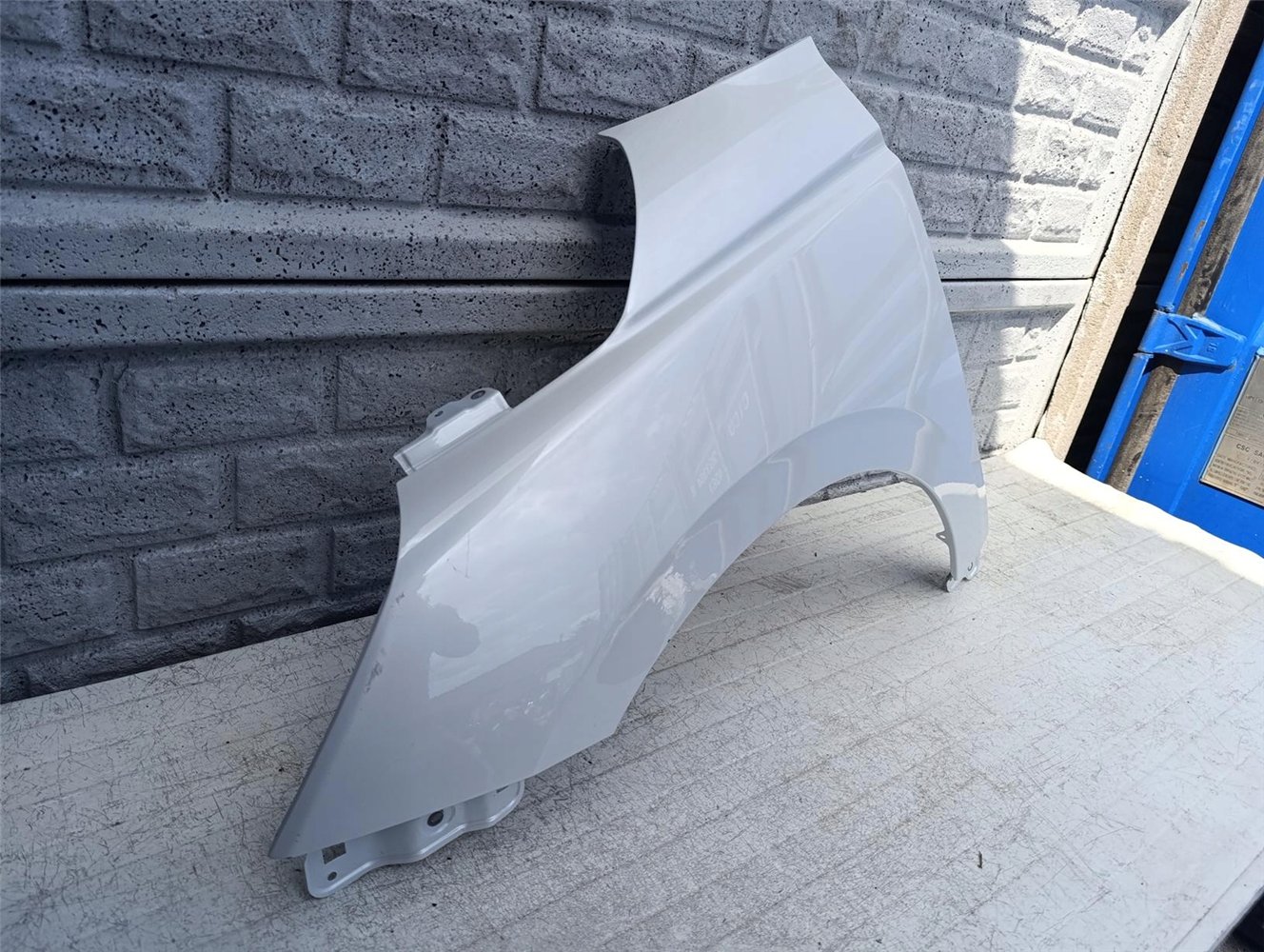 SUZUKI SWIFT Mk9 BŁOTNIK PRZEDNI LEWY ORYGINAŁ (17602411322)