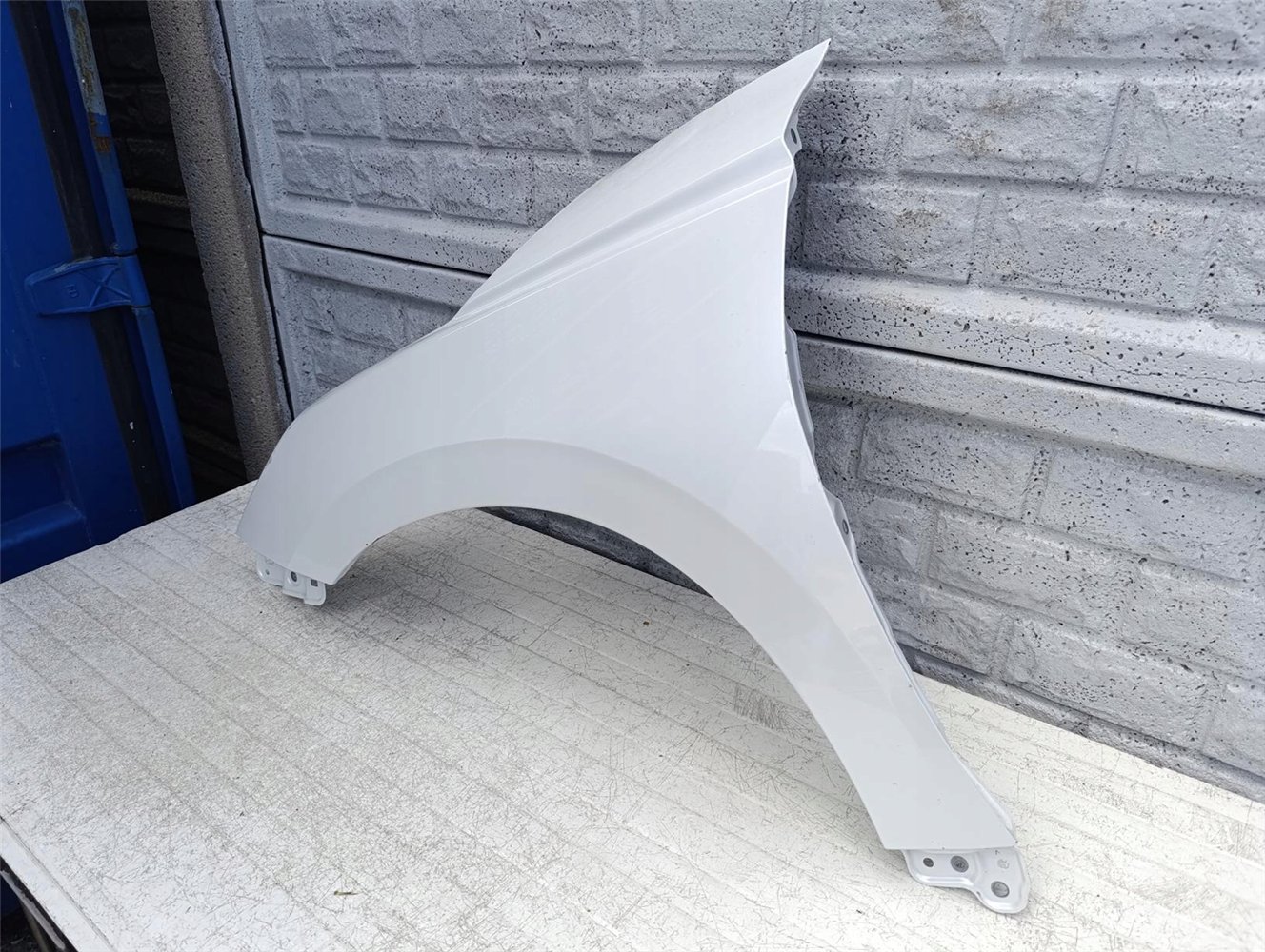 SUZUKI SWIFT Mk9 BŁOTNIK PRZEDNI LEWY ORYGINAŁ (17602411322)