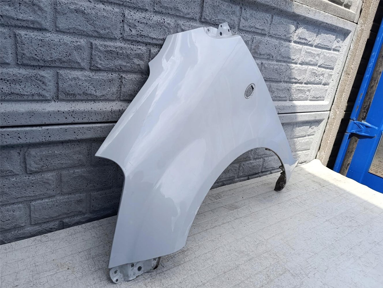 SUZUKI SPLASH 2007-2017 BŁOTNIK PRZEDNI LEWY ORYGINAŁ (17602432581)