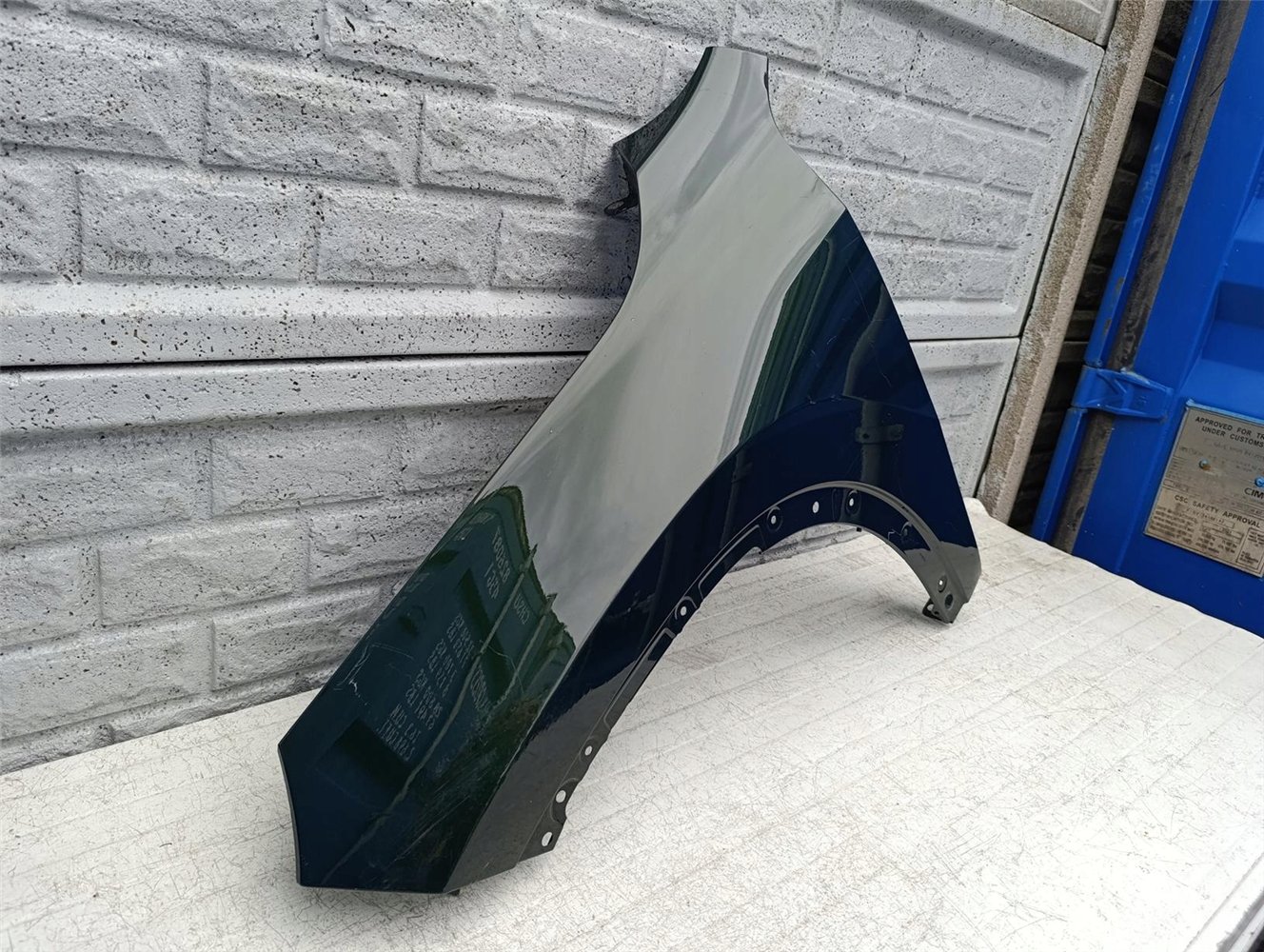 BMW X1 U11 BŁOTNIK LEWY PRZEDNI ORYGINAŁ (17605754973)