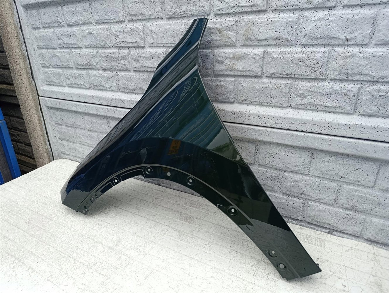 BMW X1 U11 BŁOTNIK LEWY PRZEDNI ORYGINAŁ (17605754973)