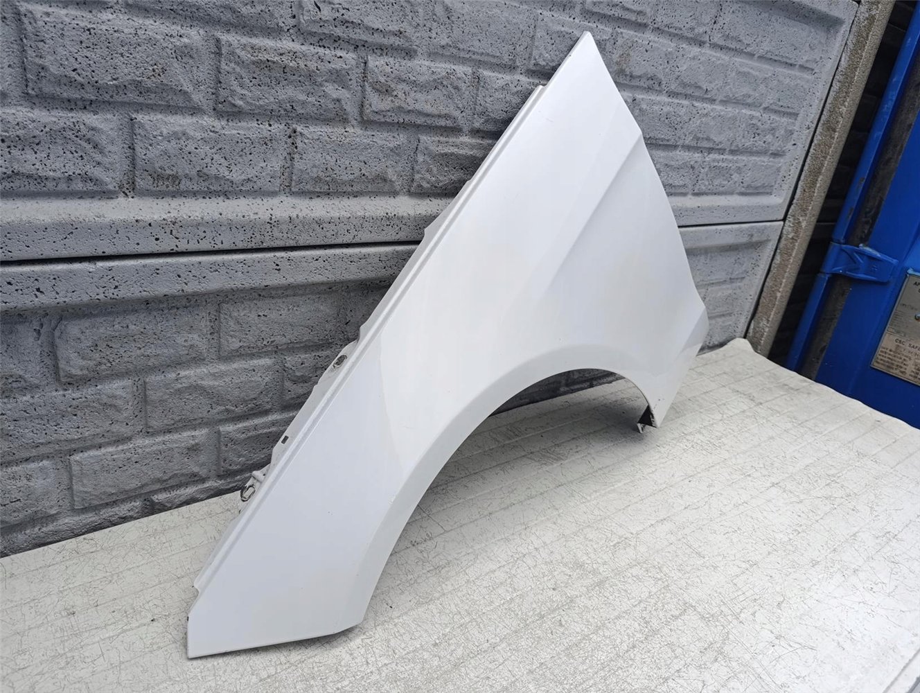 MERCEDES E KLASA W212 W-212 BŁOTNIK PRZEDNI LEWY ORYGINAŁ (17618523837)