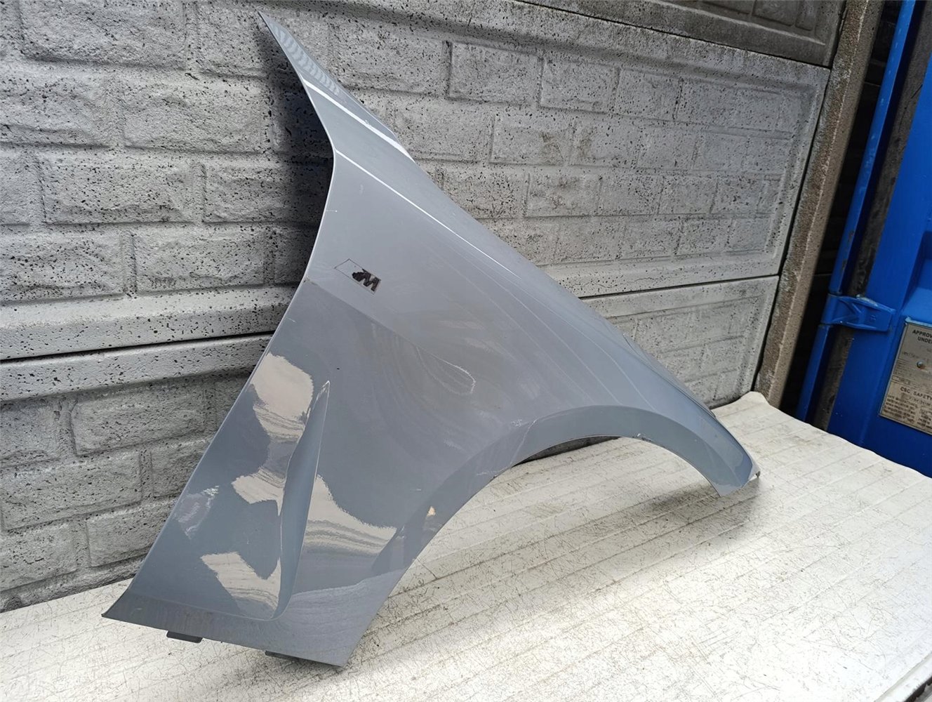 BMW 4 G22 G23 2020-2025 BŁOTNIK PRAWY PRZEDNI ORYGINAŁ (17628827530)