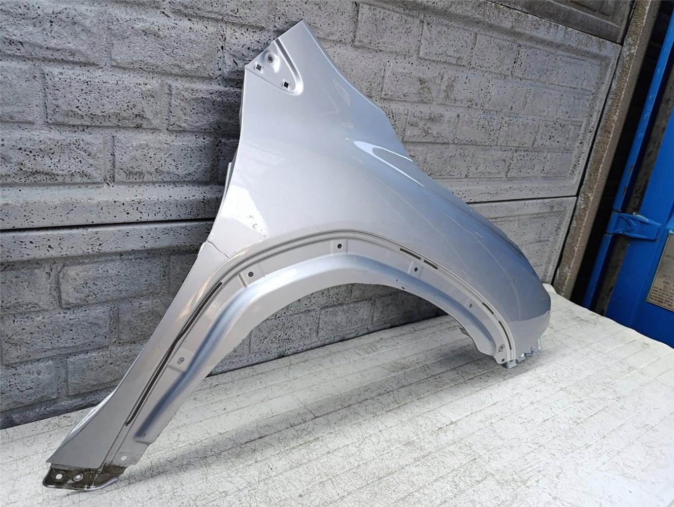 SUZUKI SX4 S CROSS 2022-25 BŁOTNIK PRAWY ORYGINAŁ (17628842637)