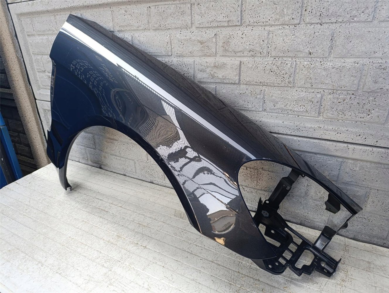 PORSCHE PANAMERA 971 BŁOTNIK PRAWY PRZEDNI ORYGINAŁ (17643000586)