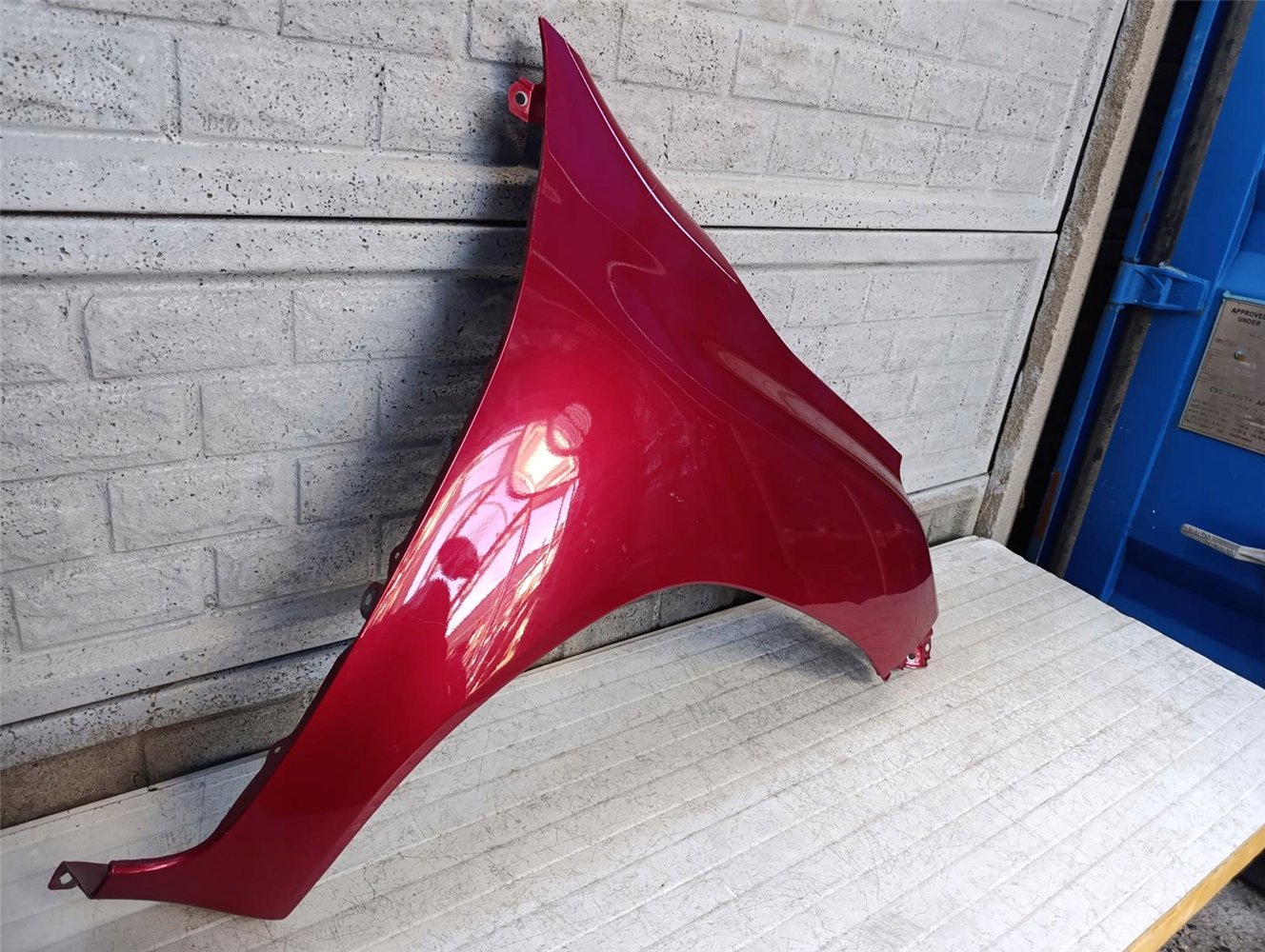 TOYOTA HILUX 15- BŁOTNIK PRZEDNI PRAWY ORYGINAŁ (17681676157)