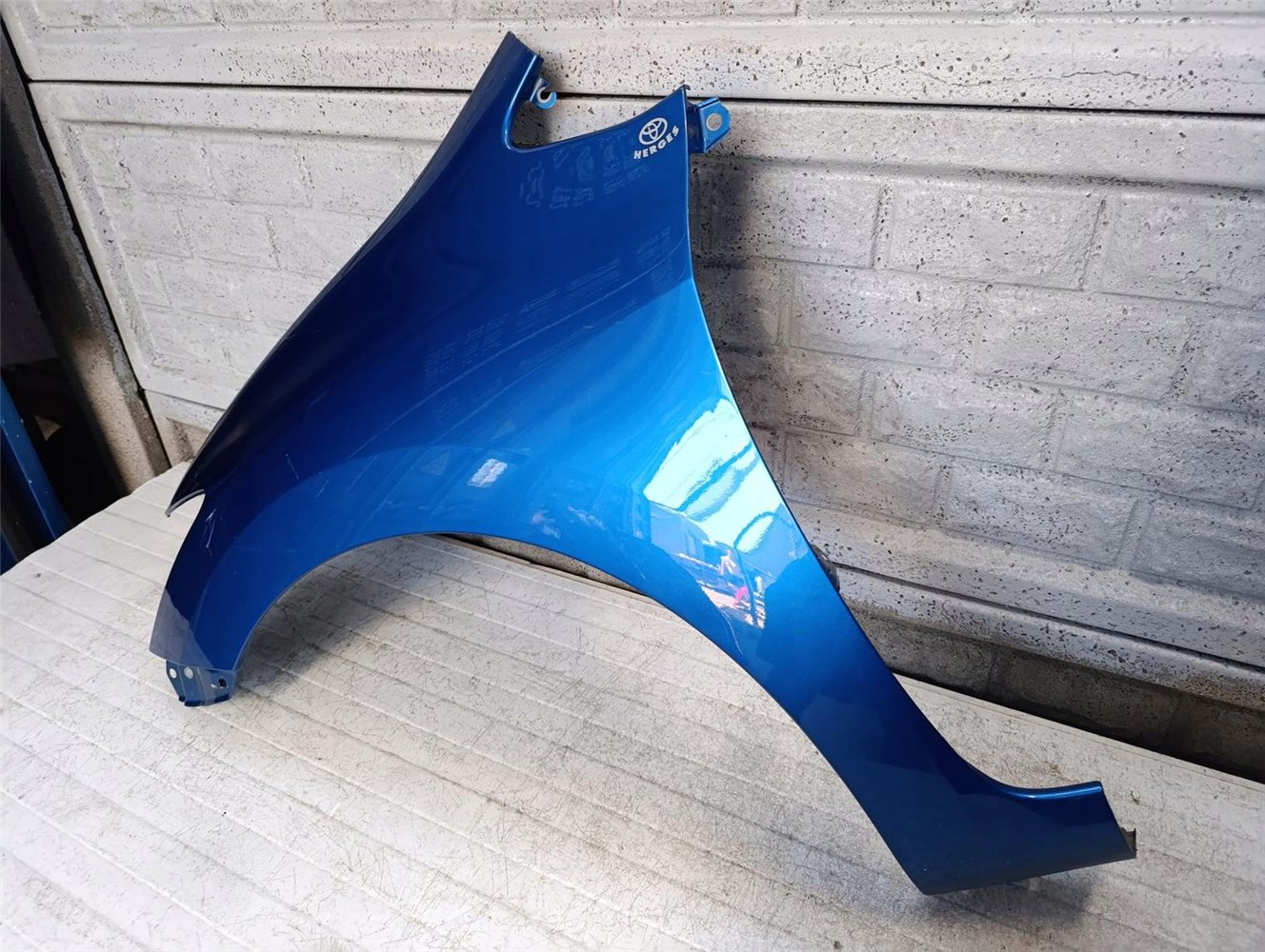 TOYOTA AURIS 1 I LIFT BŁOTNIK PRZEDNI LEWY (17681726133)