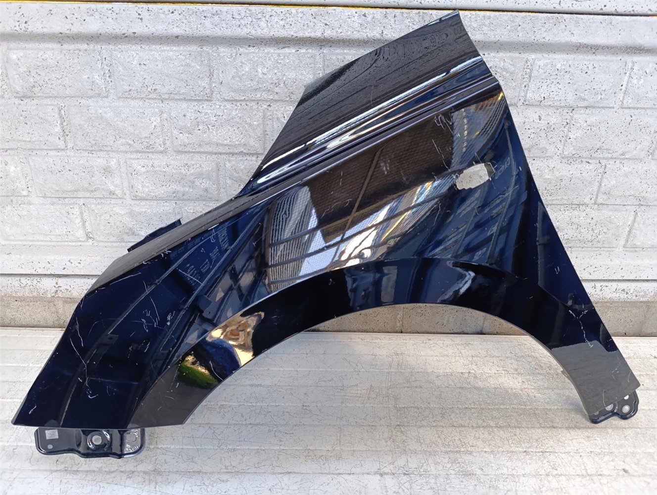 SUZUKI SWIFT Mk9 BŁOTNIK PRZEDNI LEWY ORYGINAŁ (17681748007)