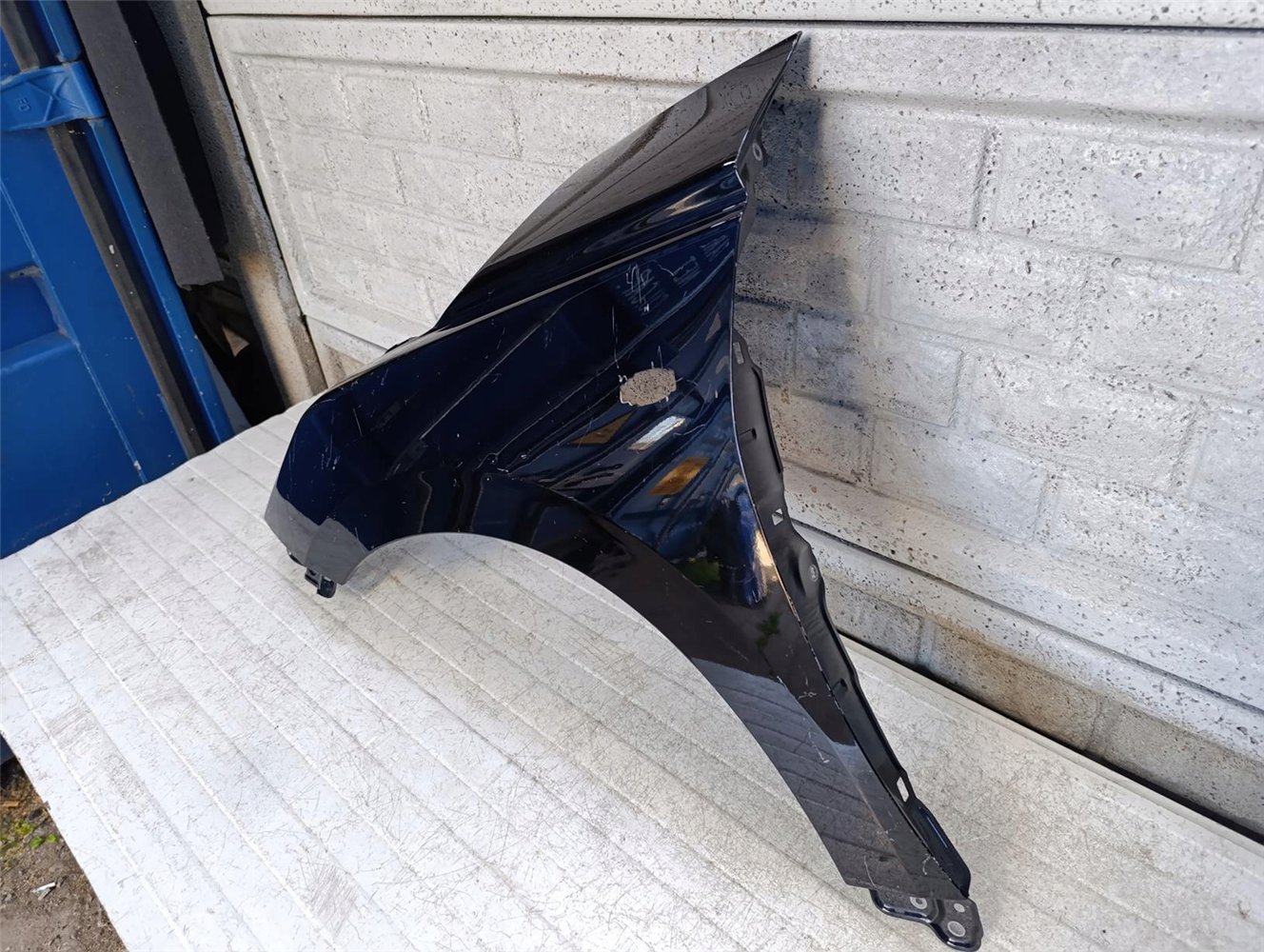 SUZUKI SWIFT Mk9 BŁOTNIK PRZEDNI LEWY ORYGINAŁ (17681748007)