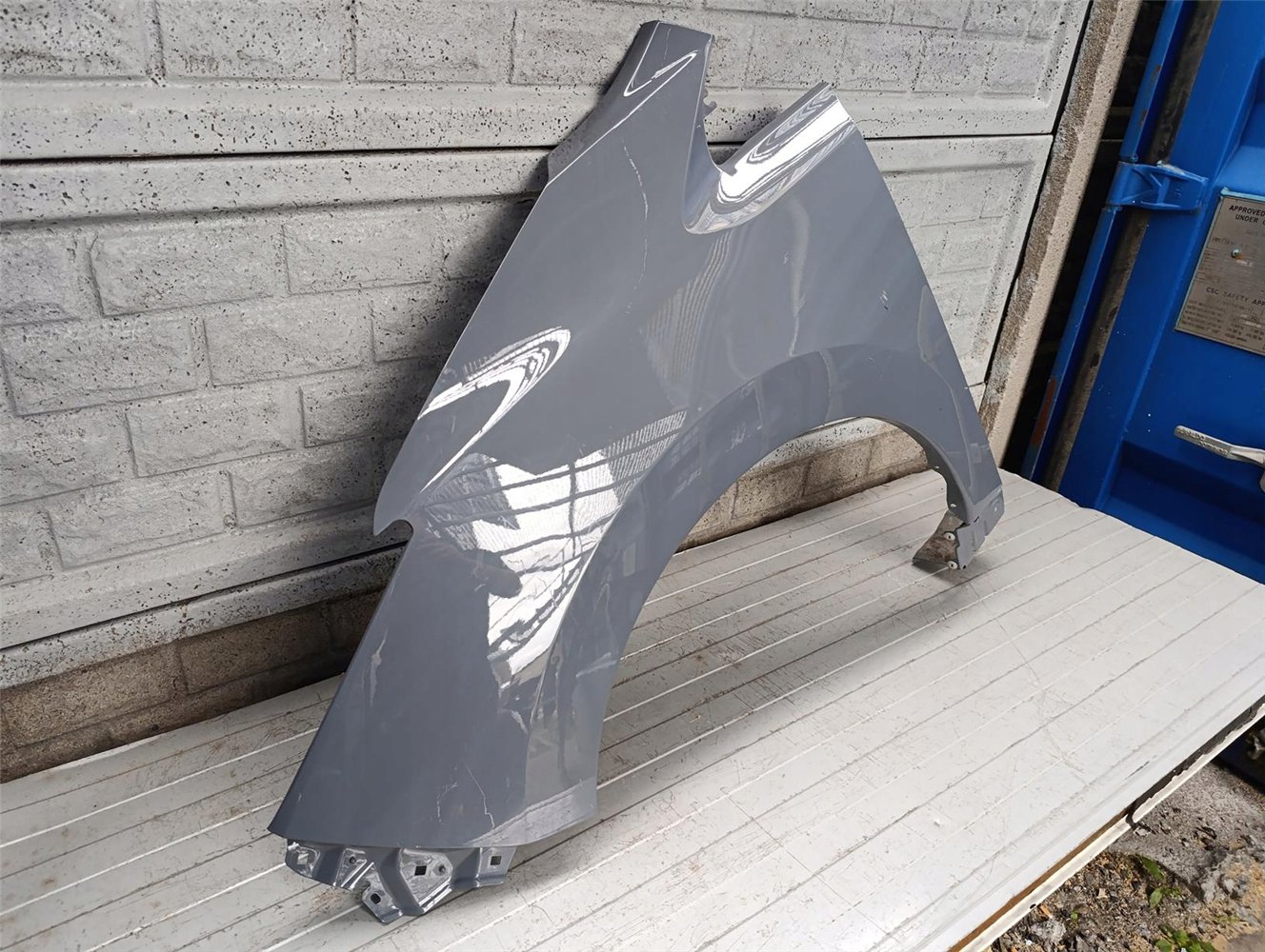 NISSAN LEAF II 17-25 BŁOTNIK PRZEDNI LEWY ORYGINAŁ (17697481602)