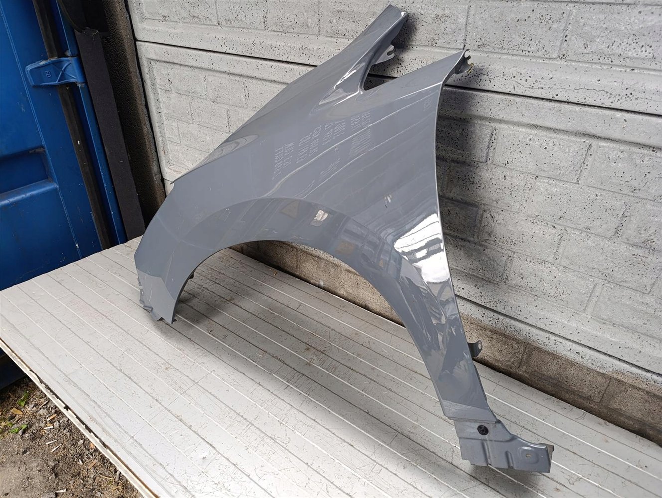 NISSAN LEAF II 17-25 BŁOTNIK PRZEDNI LEWY ORYGINAŁ (17697481602)