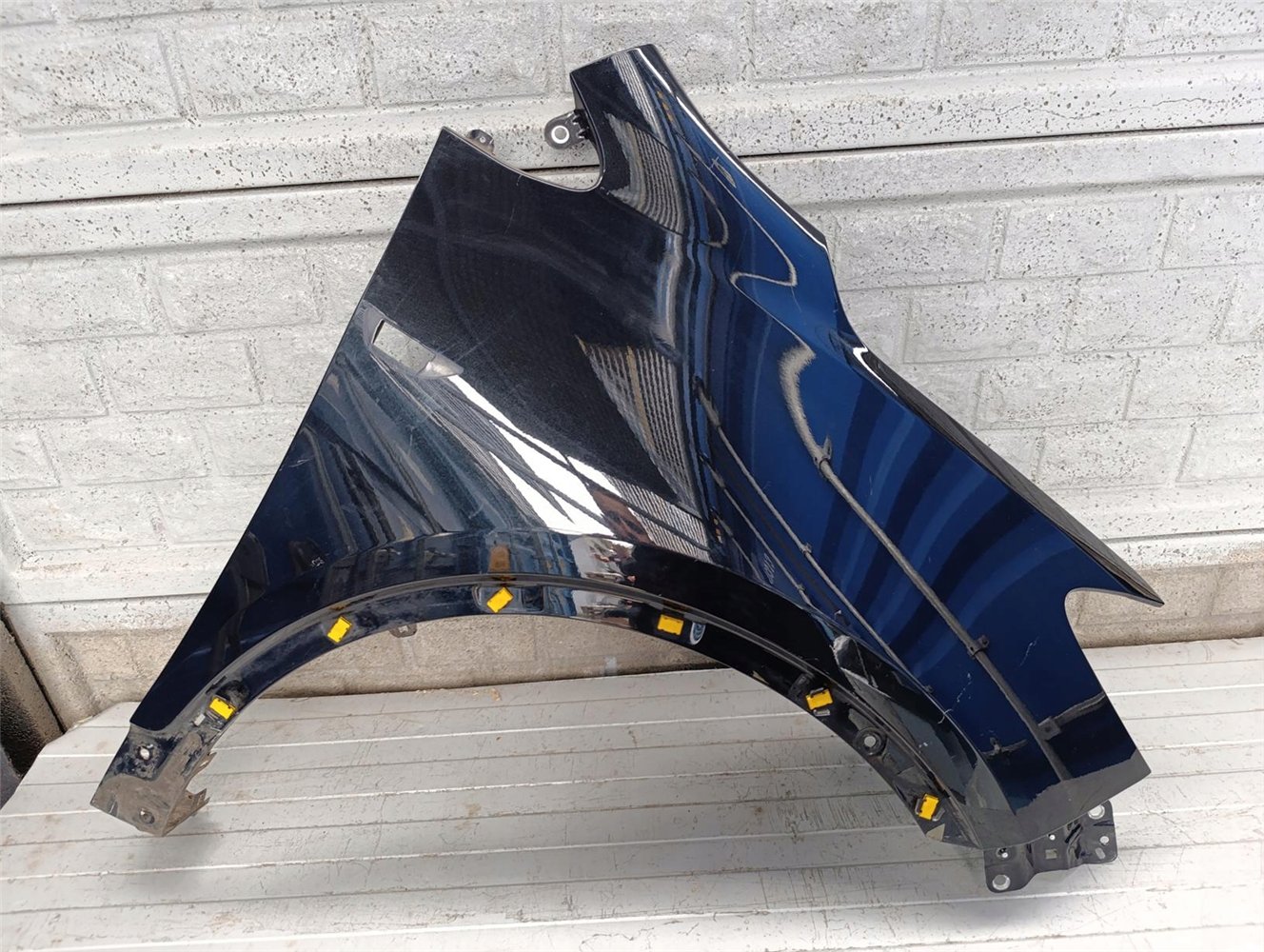 OPEL MOKKA BŁOTNIK PRAWY PRZEDNI ORYGINAŁ (17700004223)