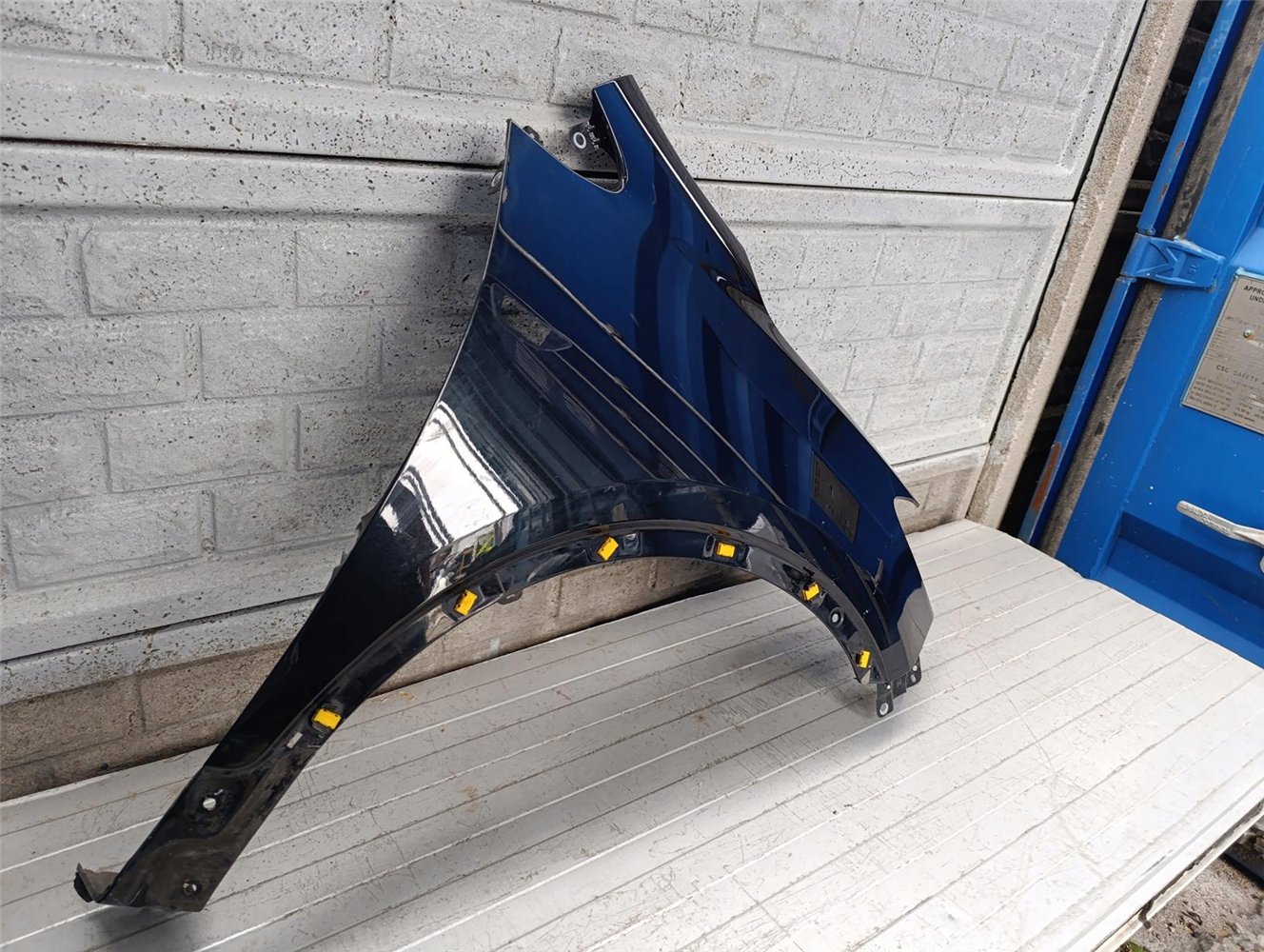 OPEL MOKKA BŁOTNIK PRAWY PRZEDNI ORYGINAŁ (17700004223)