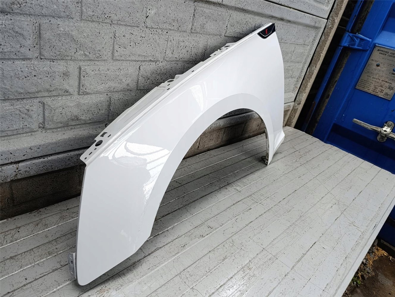 AUDI A5 8W6 F5 16-24 BŁOTNIK LEWY PRZEDNI ORYGINAŁ (17700027301)