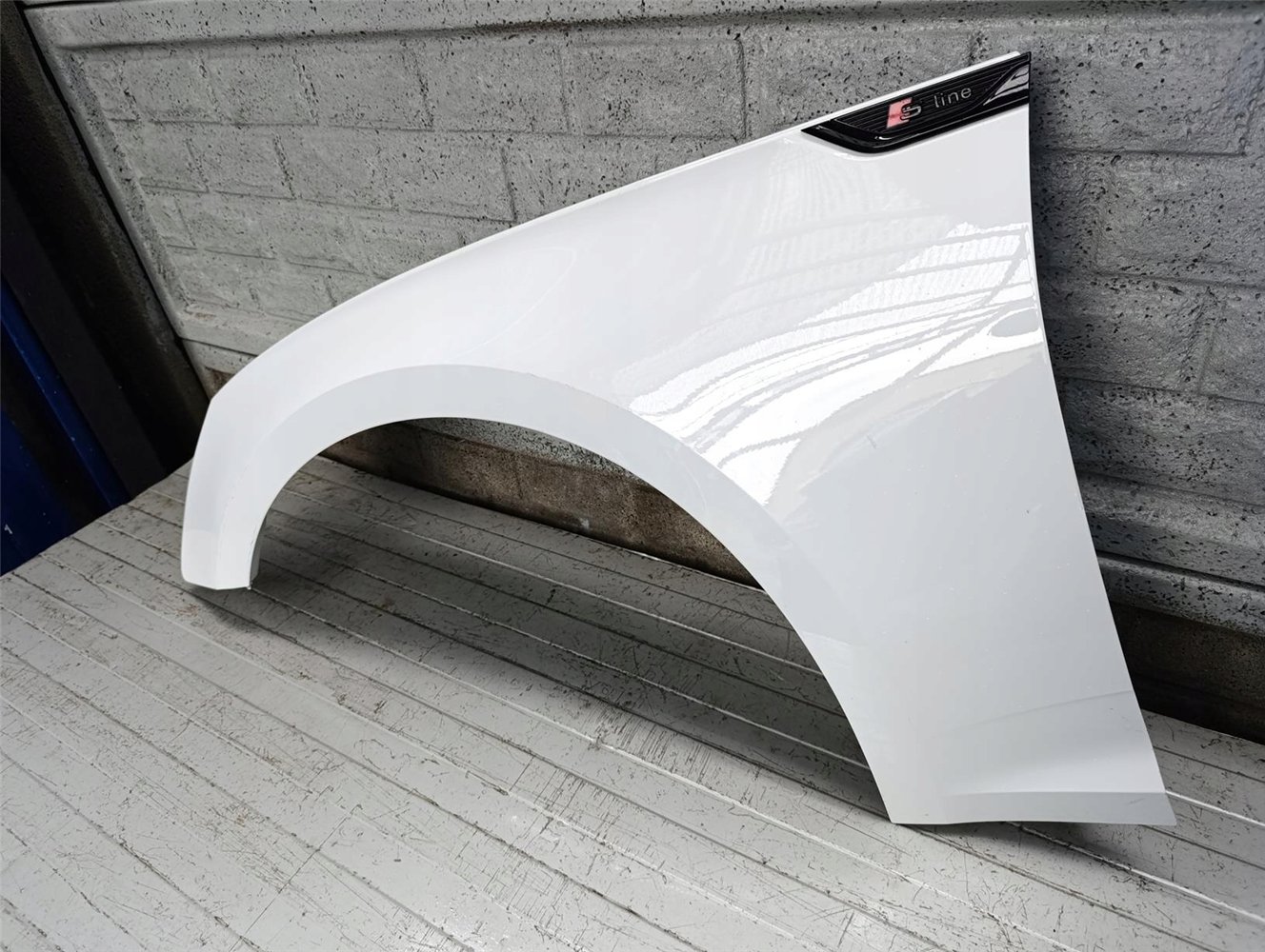 AUDI A5 8W6 F5 16-24 BŁOTNIK LEWY PRZEDNI ORYGINAŁ (17700027301)