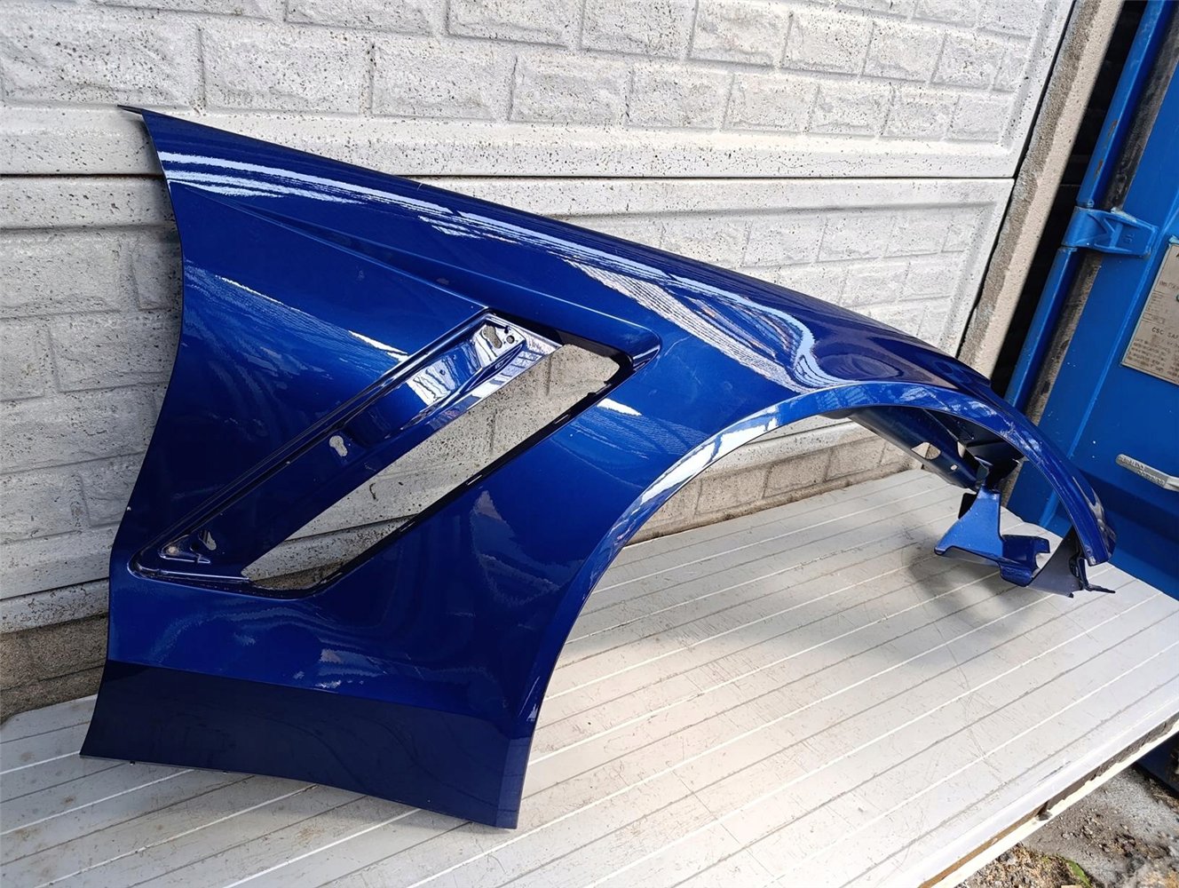 CHEVROLET CORVETTE C7 2013-19 BŁOTNIK LEWY PRAWY PRZEDNI ORYGINAŁ (17713031086)