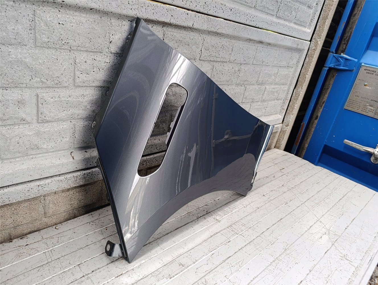 BŁOTNIK MERCEDES EQE W295 LEWY PRZEDNI ORYGINAŁ (17713063127)