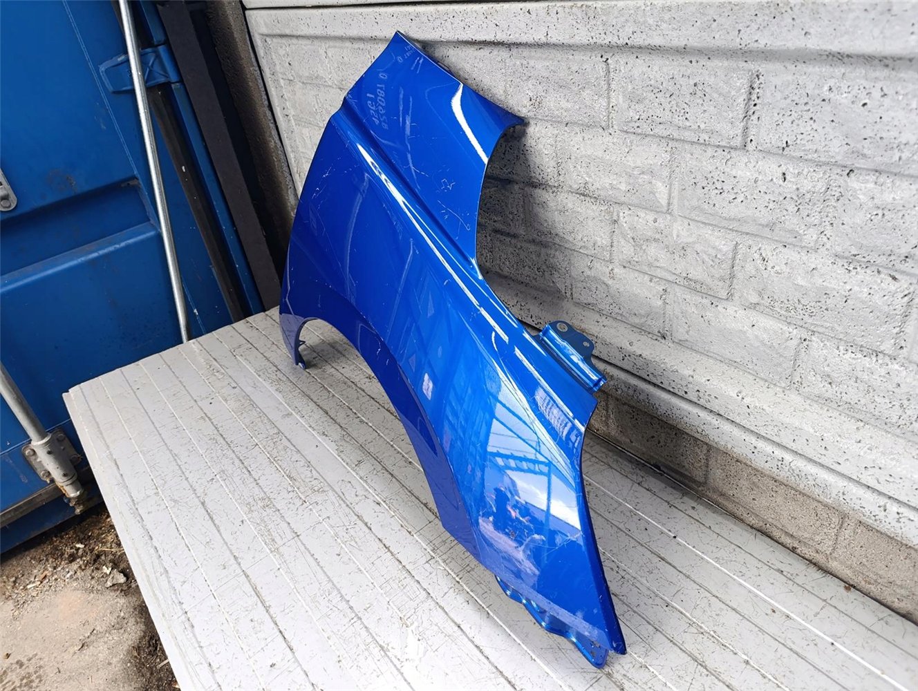 SUZUKI SWIFT Mk9 BŁOTNIK PRZEDNI PRAWY ORYGINAŁ (17715667929)