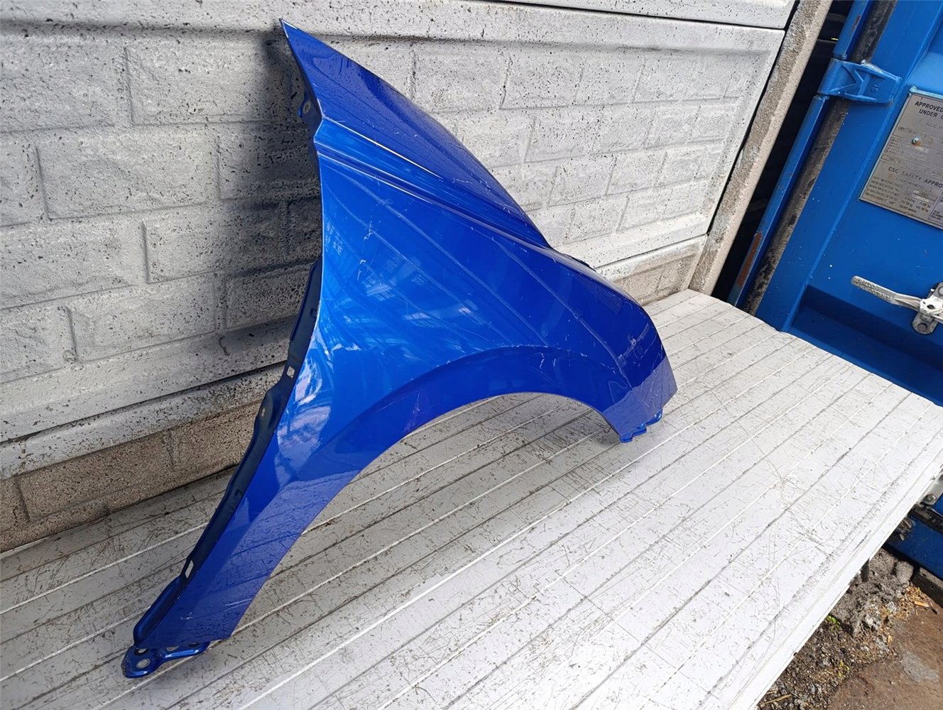 SUZUKI SWIFT Mk9 BŁOTNIK PRZEDNI PRAWY ORYGINAŁ (17715667929)