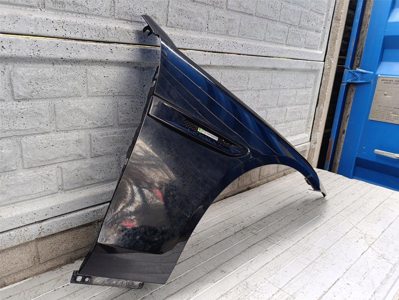 JAGUAR XE 2015-2024 BŁOTNIK PRAWY PRZEDNI ORYGINAŁ (17718258813)