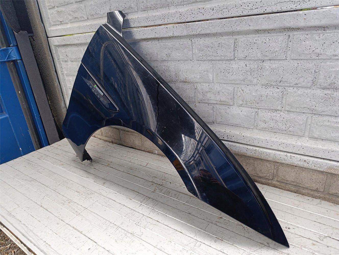 JAGUAR XE 2015-2024 BŁOTNIK PRAWY PRZEDNI ORYGINAŁ (17718258813)