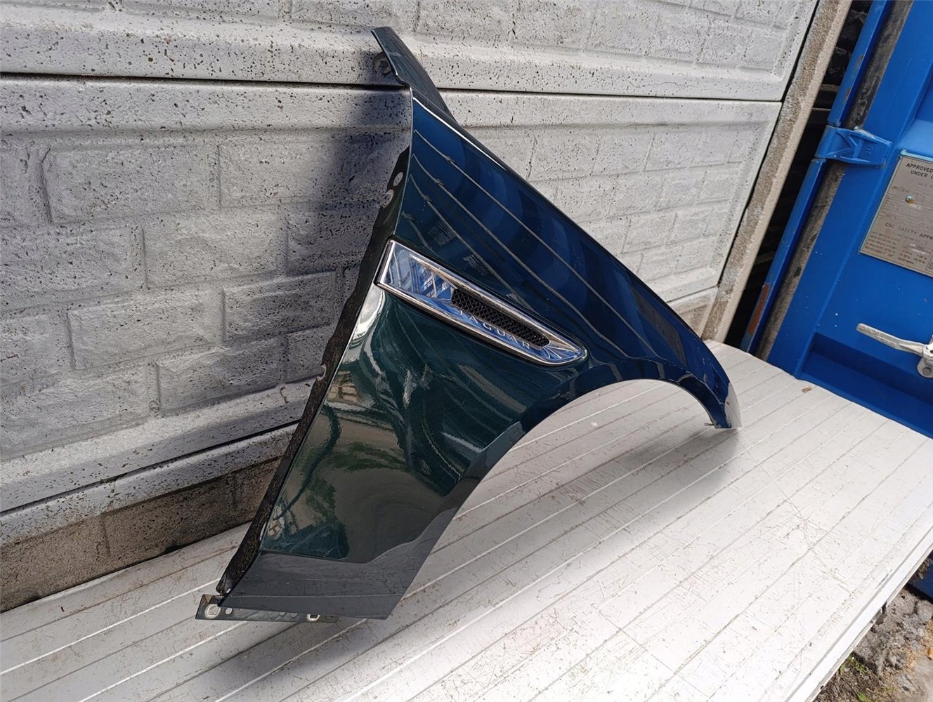 JAGUAR XE 2015-2024 BŁOTNIK PRAWY PRZEDNI ORYGINAŁ (17727404582)