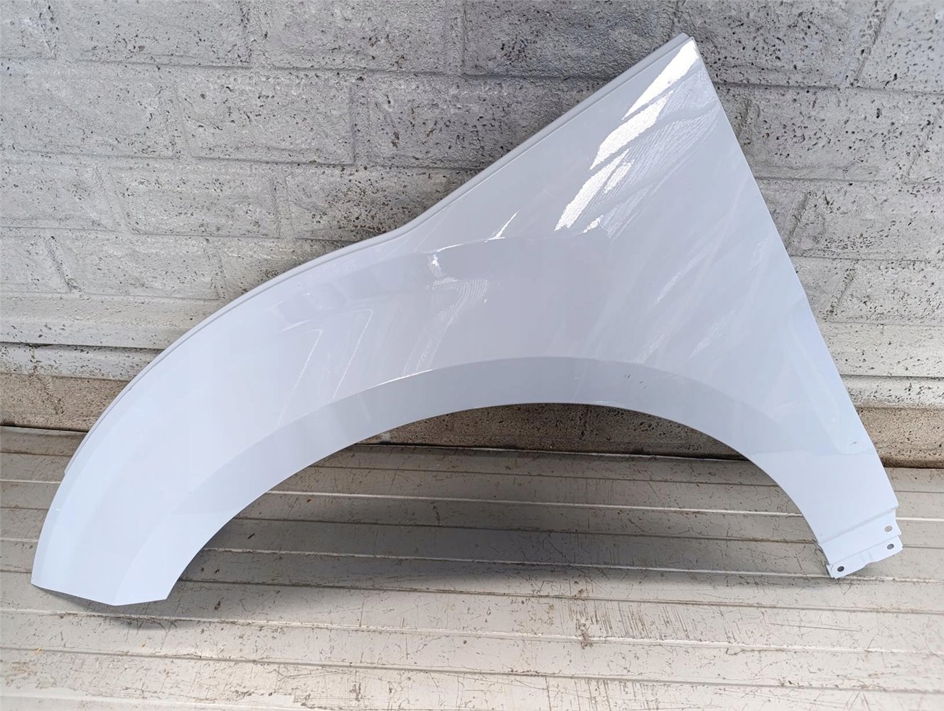 VOLVO EX30 2023- BŁOTNIK PRZEDNI LEWY ORYGINAŁ (17741514405)