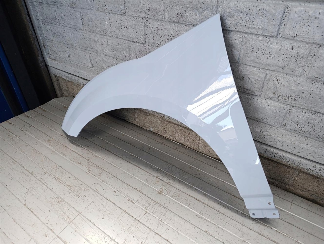 VOLVO EX30 2023- BŁOTNIK PRZEDNI LEWY ORYGINAŁ (17741514405)