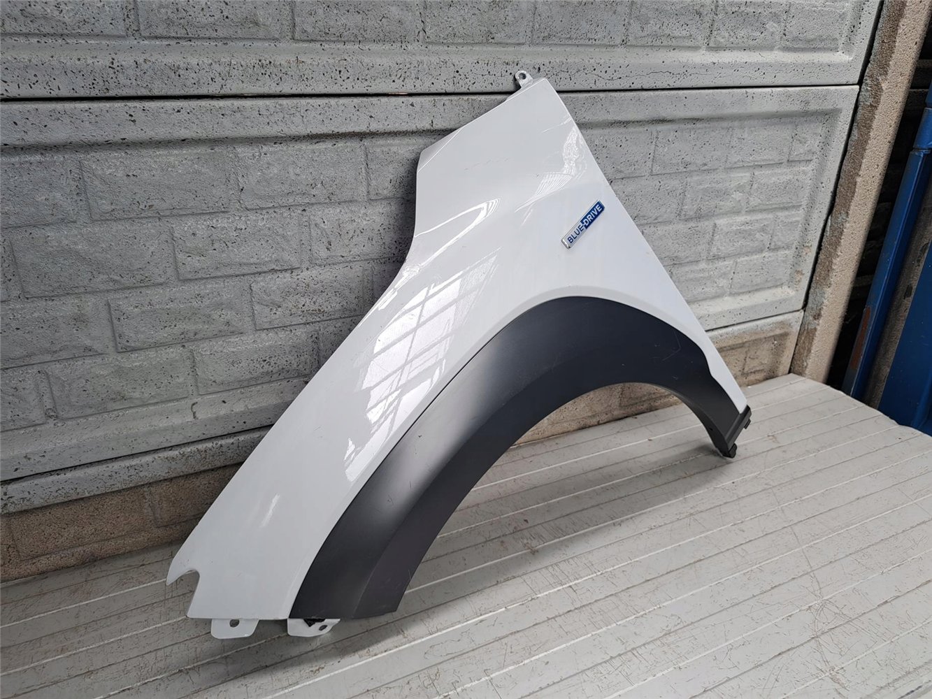 HYUNDAI KONA 2018 - 2024 BŁOTNIK LEWY PRZEDNI ORYGINAŁ (17755074310)