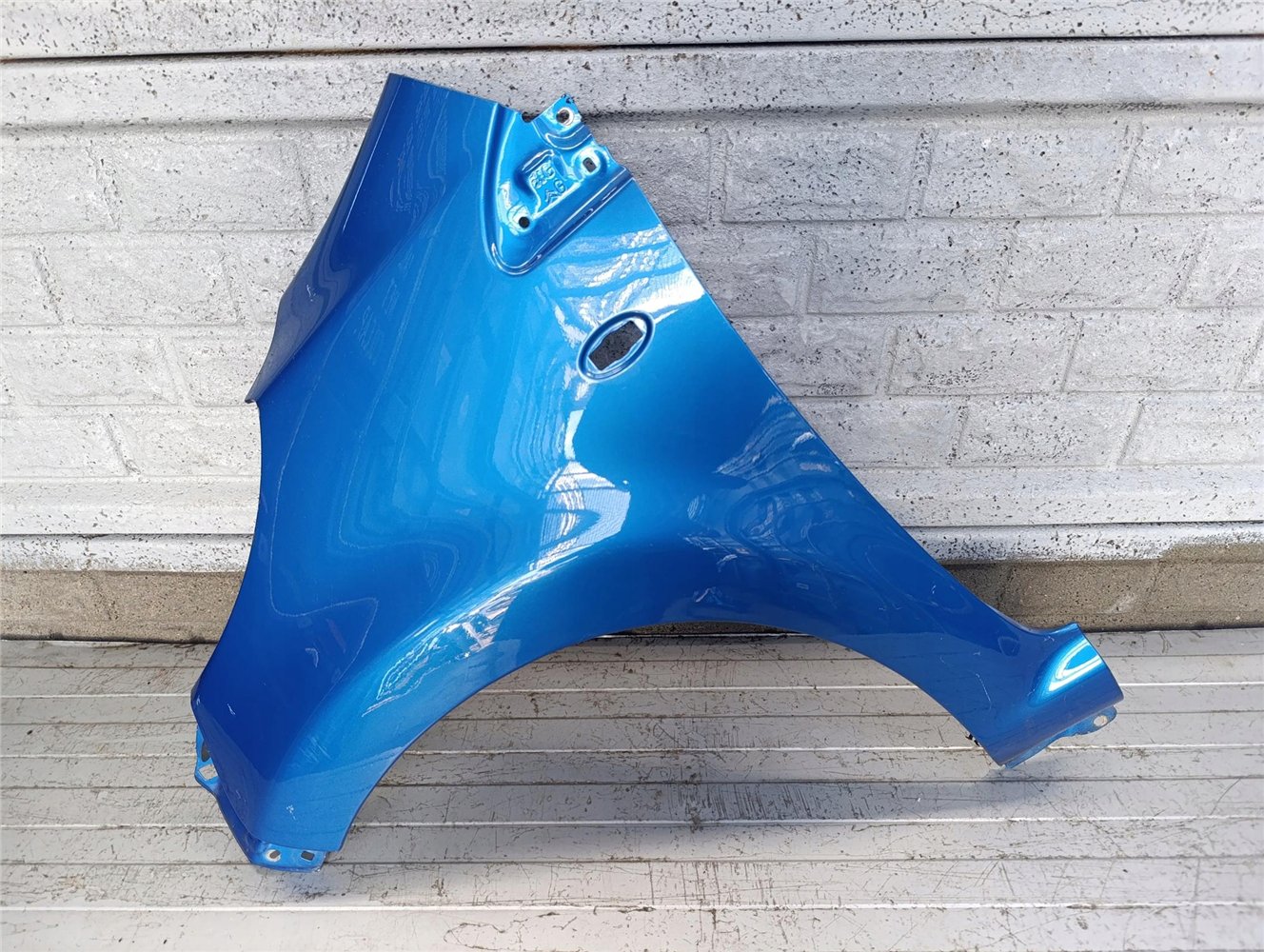 CITROEN C1 PEUGEOT 107 05-15 BŁOTNIK PRZEDNI LEWY ORYGINAŁ (17783316330)