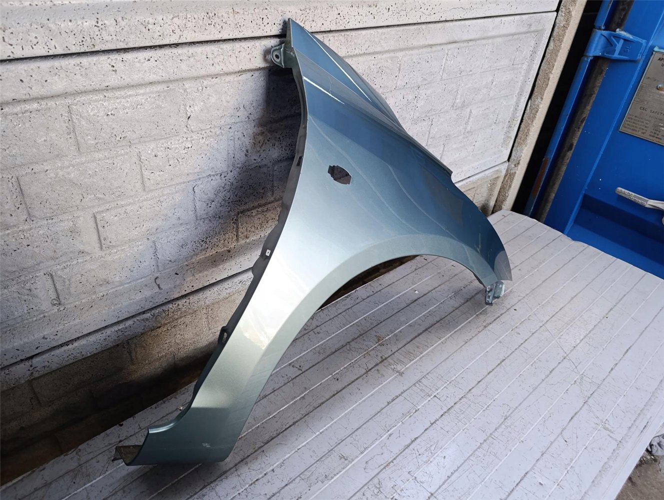 SUZUKI SWIFT Mk7 10-17 BŁOTNIK PRZEDNI PRAWY ORYGINAŁ (17790510972)