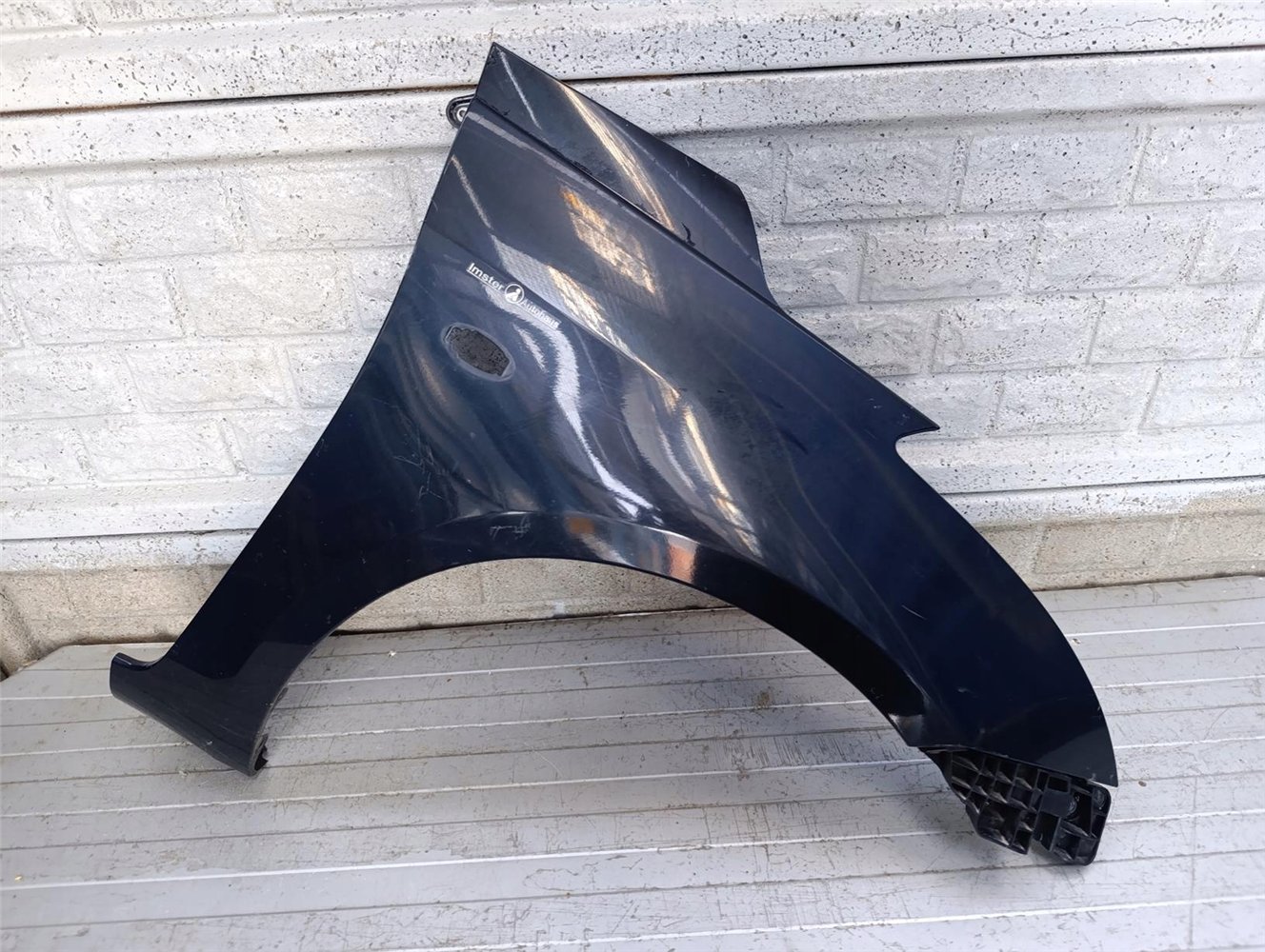 SUZUKI SWIFT Mk7 10-17 BŁOTNIK PRZEDNI PRAWY ORYGINAŁ (17793779563)