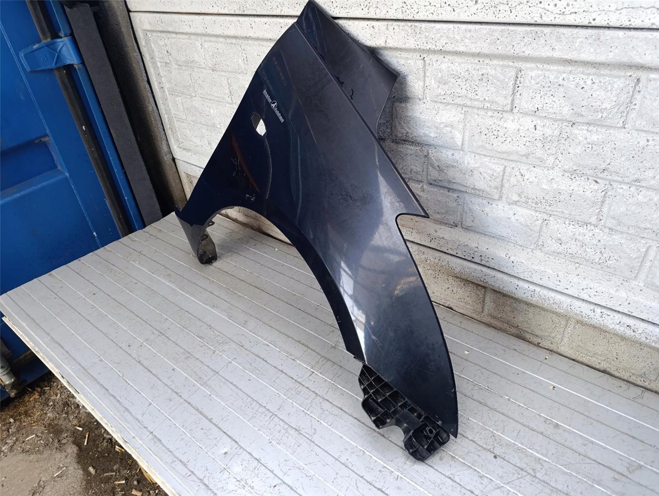 SUZUKI SWIFT Mk7 10-17 BŁOTNIK PRZEDNI PRAWY ORYGINAŁ (17793779563)