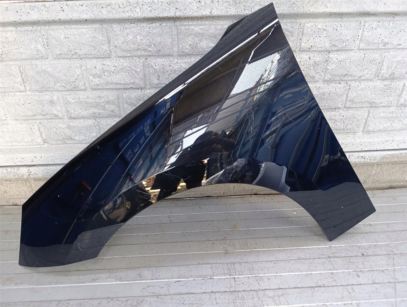 MINI COOPER HATCH IV E 2023- BŁOTNIK LEWY PRZEDNI ORYGINAŁ (17793849595)