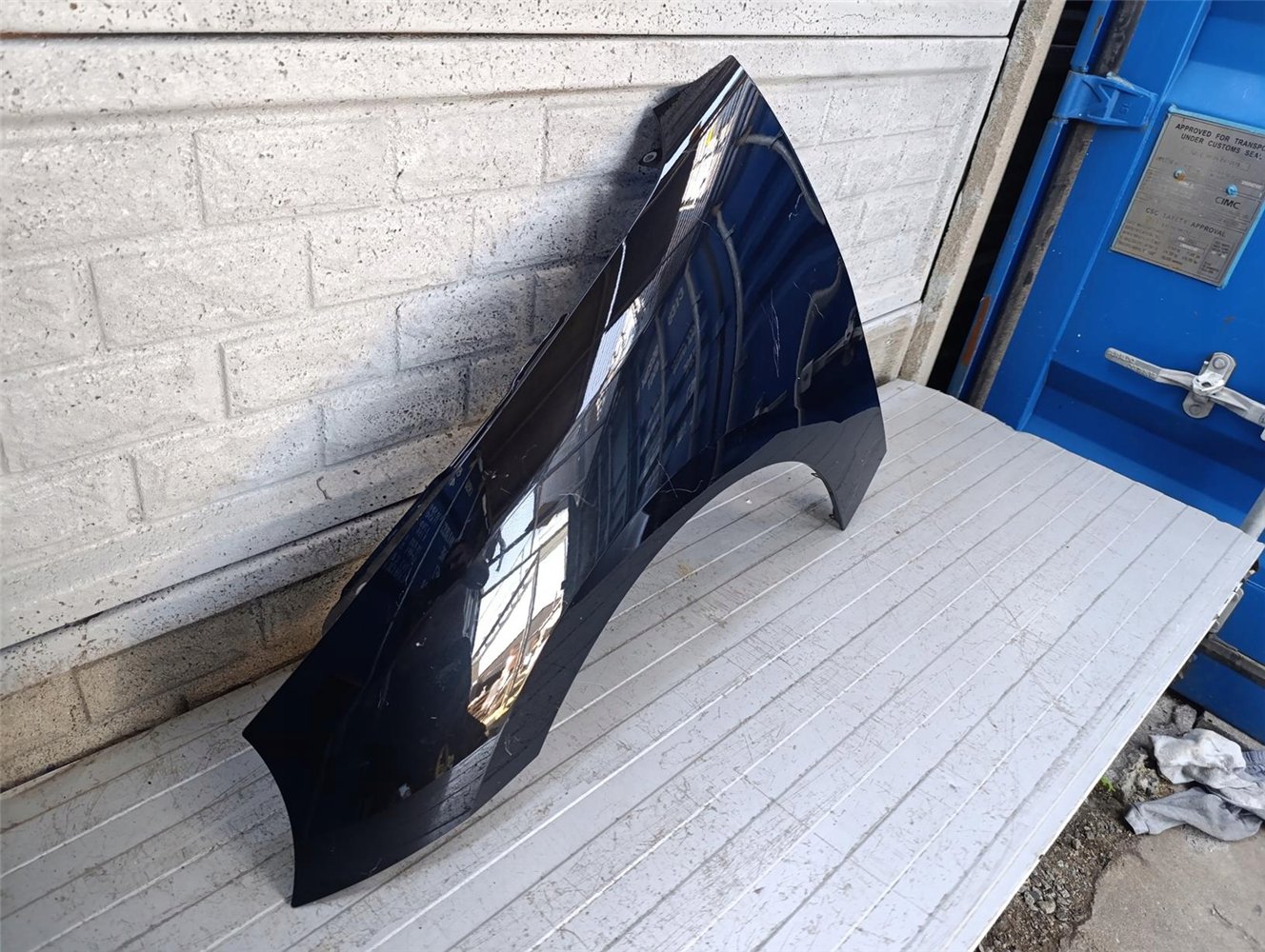 MINI COOPER HATCH IV E 2023- BŁOTNIK LEWY PRZEDNI ORYGINAŁ (17793849595)