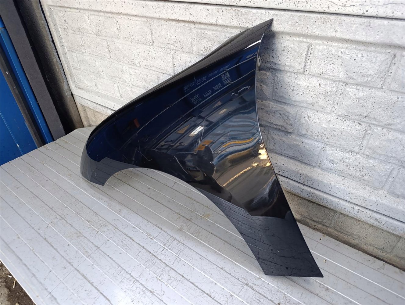 MINI COOPER HATCH IV E 2023- BŁOTNIK LEWY PRZEDNI ORYGINAŁ (17793849595)