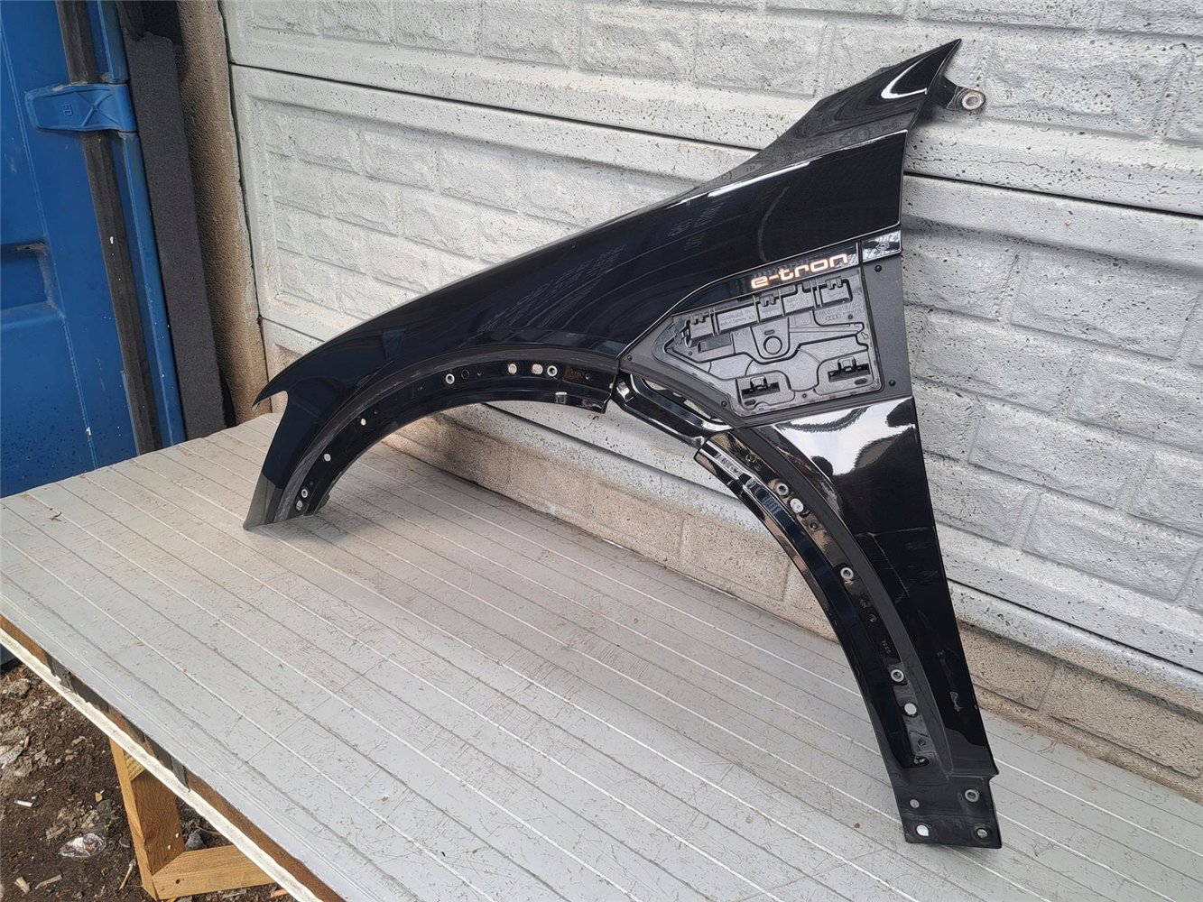 AUDI E-TRON ETRON 2019-2023 BŁOTNIK LEWY PRZEDNI ORYGINAŁ (17810821340)