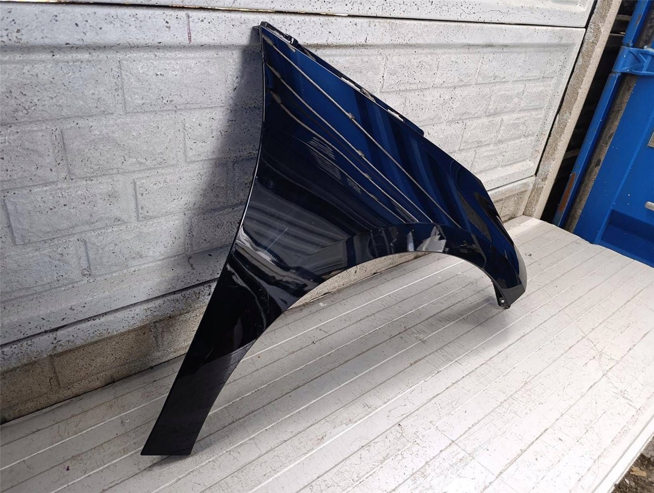 BMW I3 I 3 i3 BŁOTNIK PRZEDNI PRAWY ORYGINAŁ (17811812536)