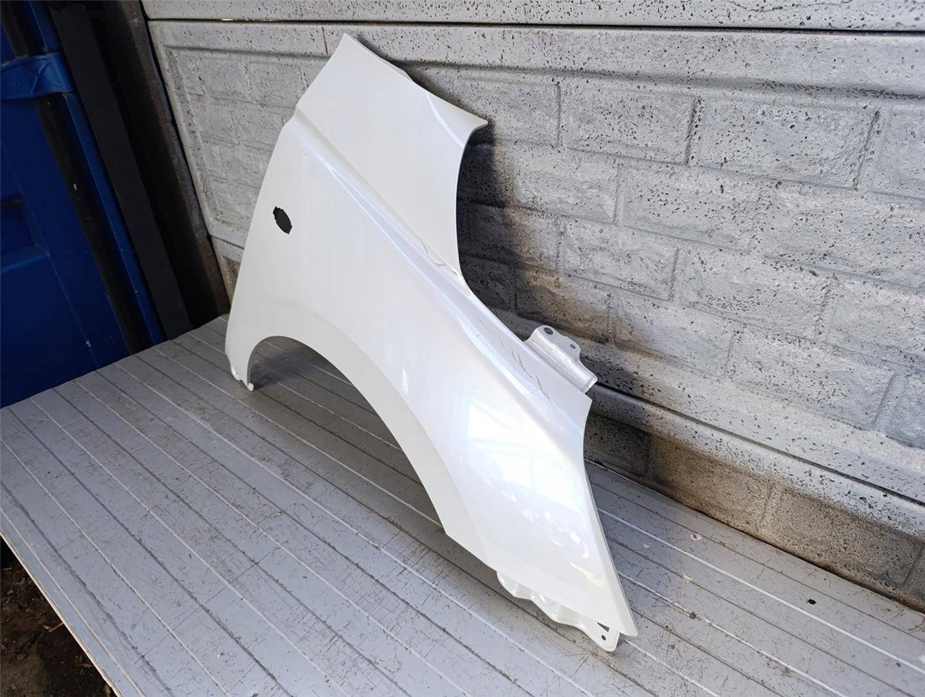 SUZUKI SWIFT Mk9 BŁOTNIK PRZEDNI PRAWY ORYGINAŁ (17813982074)