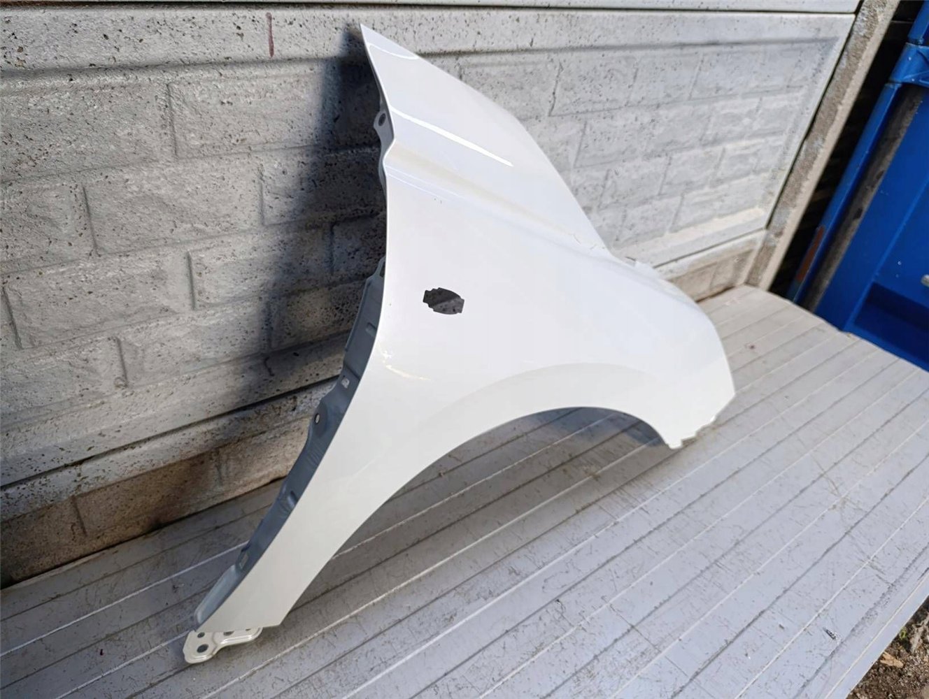 SUZUKI SWIFT Mk9 BŁOTNIK PRZEDNI PRAWY ORYGINAŁ (17813982074)