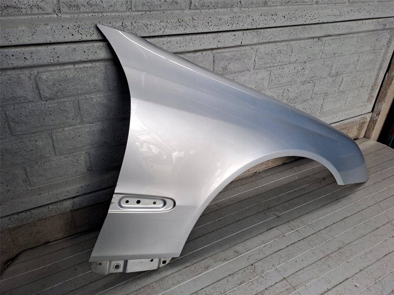 MERCEDES CLK W209 W 209 BŁOTNIK PRZEDNI PRAWY ORYGINAŁ (17817555948)