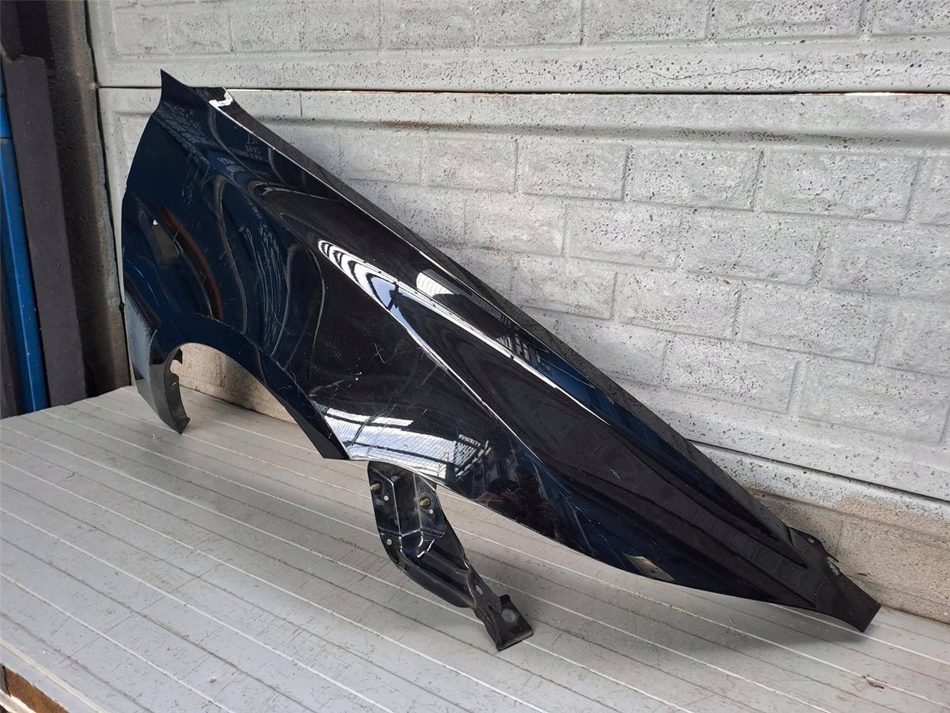 TESLA 3 III 2024- BŁOTNIK PRZEDNI PRAWY ORYGINAŁ (17819978496)