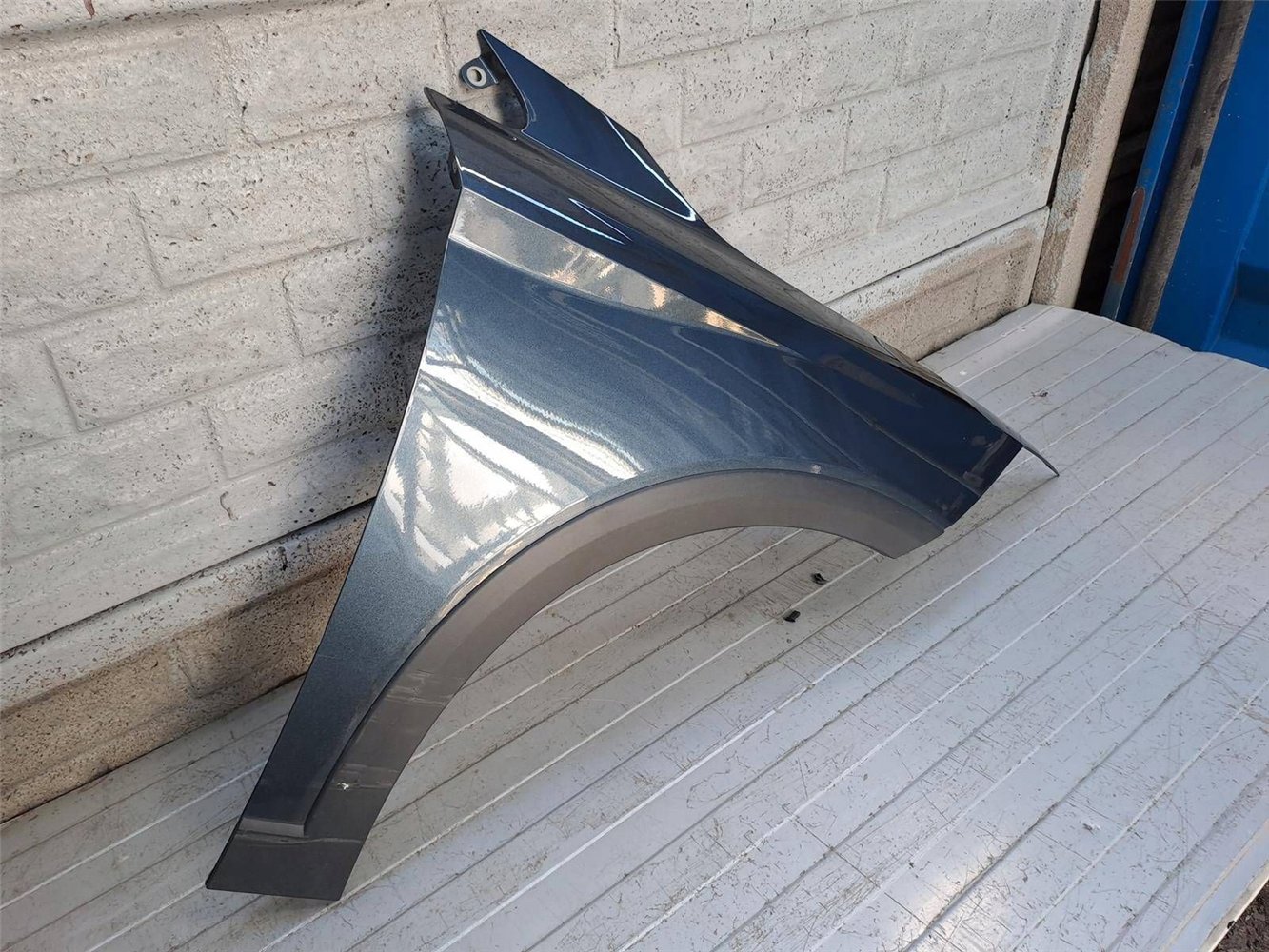 SEAT ARONA BŁOTNIK PRZEDNI PRAWY ORYGINAŁ (17828109959)