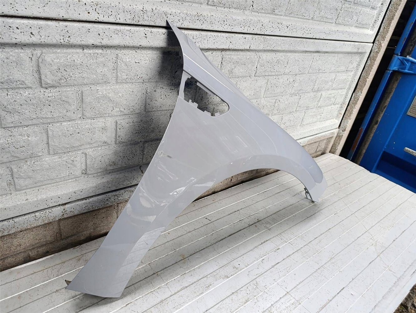 NIO ET5 2022- BŁOTNIK PRZEDNI PRAWY ORYGINALNY (17828138601)